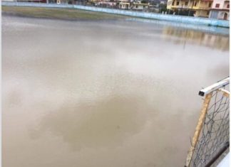 FOTO/ Rikthehen përmbytjet, stadiumi shqiptar kthehet në pishinë…