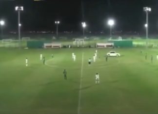 E rrallë / Tifozi pushton fushën me makinë dhe dhuron spektakël