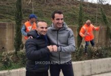 Erkand Qerimaj edhe ambjentalist. Dhuron dhe mbjell pemë