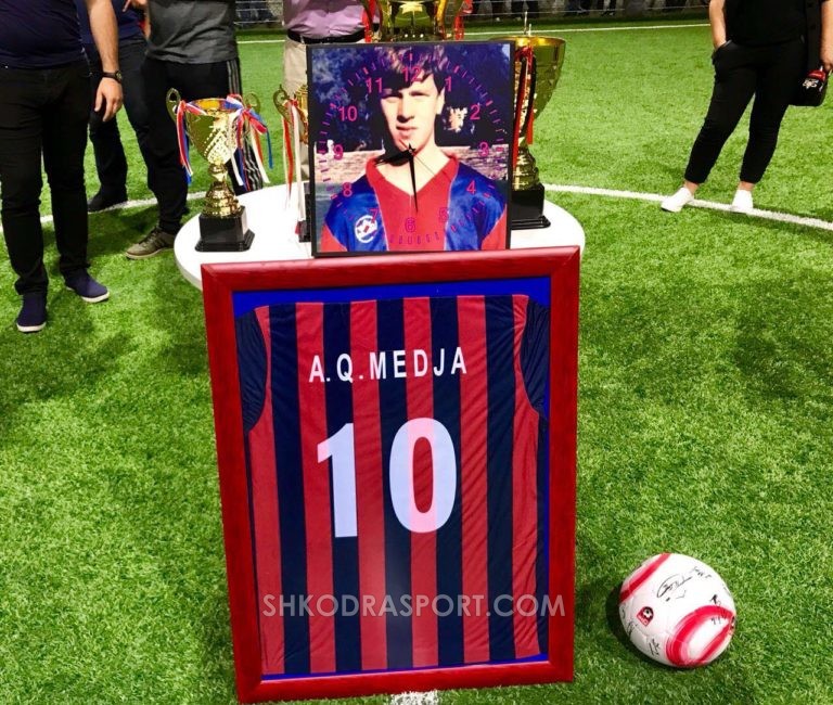 Mbyllet kupa “Artan Medja”. Nderohet ish- futbollisti i Vllaznisë