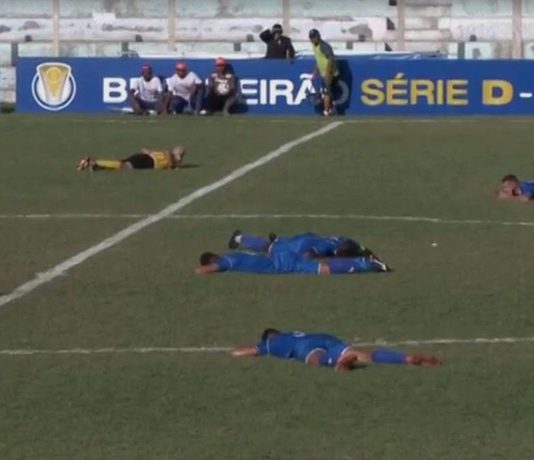 TË GJITHË SHTRIHEN NË FUSHË, TIFOZËT NUK E KUPTOJNË ÇFARË PO NDODH (Video)