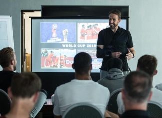 Dëmtim te Anglia, e pëson trajneri!