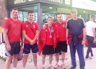 Medalisti i argjendtë Zeneli mbërrin në Rinas. Asnjë drejtues nuk del për ta pritur