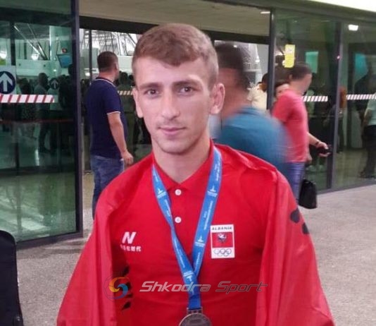 Boksierët shqiptarë të bllokuar në Londër, flet Krenar Zeneli: Ja çfarë na kanë thënë