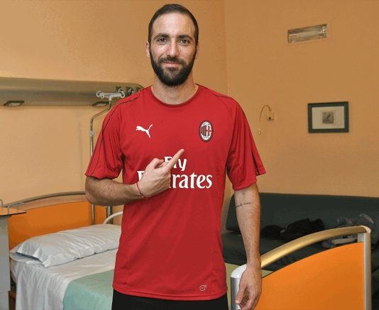 Higuain çmend tifozët e Milanit, Caldara mbërrin nga SHBA