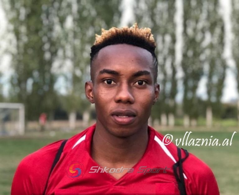 Sulmuesi nigerian Eziamaka i bashkohet Vllazninë në stërvitje