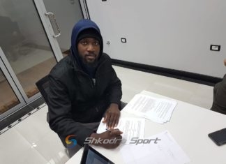 Presidenti Xhaferi “bën babagjyshin”. I dhuron Vllaznisë një amerikan natën e ndërrimit të viteve