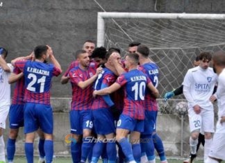 PIKANTE/ Malazezi Haxhiosmanoviç përlotet pas golit të Kamzës, lojtarët miq shkelmojnë dyert