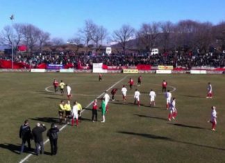 E TURPSHME/ Ndeshja e Kategorisë së Parë kthehet në ARENË boksi, portieri godet me grusht gjyqtarin