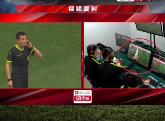 Çudira me VAR, asistentët përdorin fletën si vizore