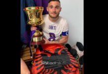 Kapiteni i Fiorentinës e ngre Kupën me flamur shqiptar