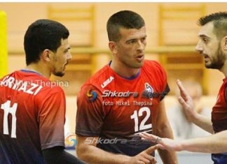Vllaznia siguron finalen ndaj Partizanit. Në tribunën e “Qazim Dervishit” edhe një “i kuq” që i vëzhgoi / FOTO