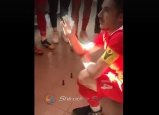 VIDEO/ Gjetje gjeniale, kapiteni i Tërbunit motivon shokët e skuadrës me… gurë shahu