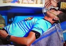 I bie të fikët në mes të ndeshjes, ndërron jetë arbitri