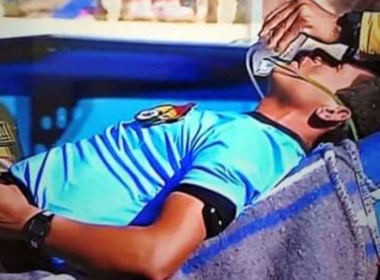 I bie të fikët në mes të ndeshjes, ndërron jetë arbitri