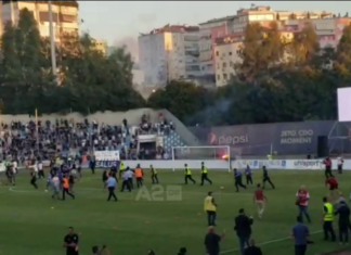 Para derbit, tifozët e dy skuadrave përleshen në fushë