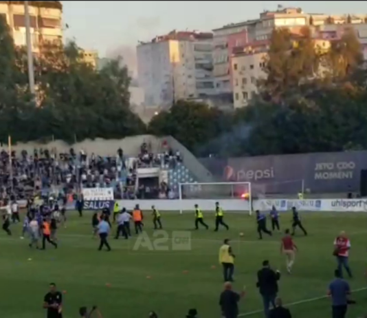 Para derbit, tifozët e dy skuadrave përleshen në fushë