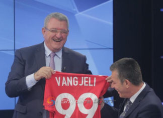 FOTO/ Kreu i FSHF-së surprizon analistët në emision live, ja dhurata që morën nga Duka