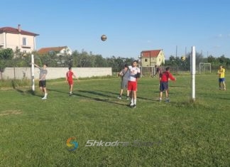 Volejbollistët e Vllaznisë stërvitje në fushë futbolli!