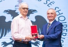 Presidenti i Republikës nderon Besnik Dizdarin dhe tre gazetarë të tjerë sportivë