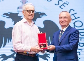Presidenti i Republikës nderon Besnik Dizdarin dhe tre gazetarë të tjerë sportivë