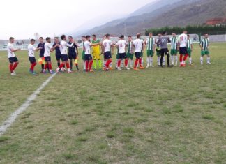 FOTO/ Çudi shqiptare, futbollisti pi birrë gjatë ndeshjes!