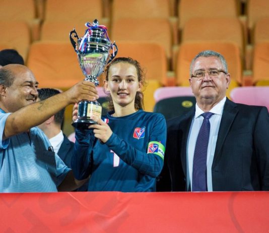 FANTASTIKE/ Portierja Raxhimi luajti në finale shtatëzënë. Në fund ngriti lart Kupën