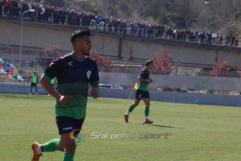 FOTO/ Stadiumet janë të mbyllura, por ura kthehet në tribunë dhe mbushet me tifozë