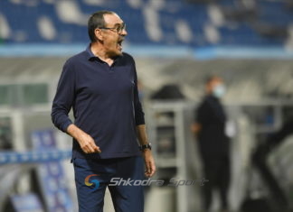 Sarri firmos me Lacion, klubi e prezanton me një cigare