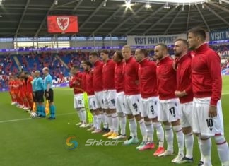 “Ti je vaksina ime”, tifozi shqiptar i habit të gjithë në Kardif