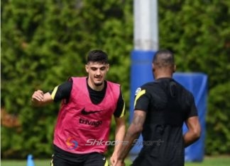 Rikthimi te Çelsi, Broja poston foto nga stërvitja me kampionët e Champions-it