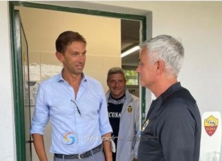 Bëri gjestin e prangave në sfidën Inter-Sampdoria në drejtim të arbitrit, shikoni takimin pas 11 vitesh të Murinjos me Taliaventon