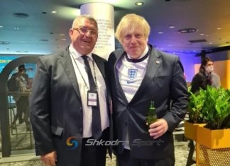 Me birrë në dorë duke qeshur, Armand Duka takon kryeministrin anglez në Londër