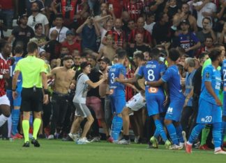 Plas në ndeshjen Nisë-Marsejë! Tifozët vërshojnë në fushë dhe ndërpresin sfidën, goditet ylli francez…