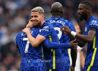 Çelsi mposht Totenhemin me golat e mbrojtësve, londinezët marrin kreun e Premier Ligës