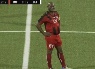 Historia e rrallë/ Zëvendëspresidenti futet vetë në fushë! 60-vjeçari e nis nga minuta e parë