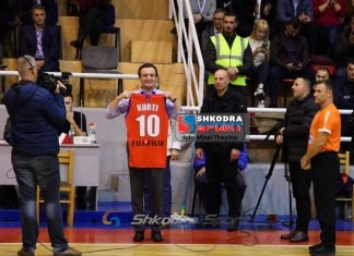 Presidenti Xhaferi dhuratë fanellën me numrin 10 të Vllaznisë për kryeministrin Kurti