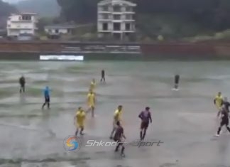 VIDEO/ Kategoria e Dytë luhet në moçal, arbitri anullon golin e rregullt