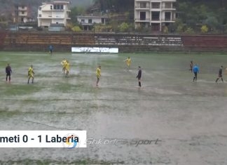 Futboll mes baltës dhe ujit, fushat skandaloze na bëjnë qesharakë në gjithë botën