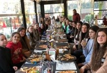 Volejbolli i femrave i gjithi në një tavolinë për të festuar ndërrimin e viteve