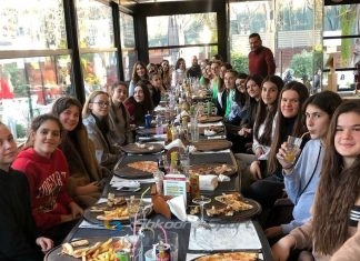 Volejbolli i femrave i gjithi në një tavolinë për të festuar ndërrimin e viteve