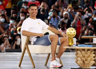 Më në fund, CR7 mund të buzëqeshë, merr Këpucën e Artë të të gjitha kohëve!