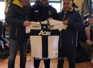 FOTO/ Çudira shqiptare, trajneri i ri prezantohet me fanellën e Parmës