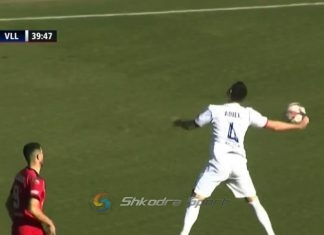 LIVE | Kastrioti-Vllaznia/ Ndizet sfida! Plasin protestat nga krutanët, pretendojnë prekje të topit me dorë nga Adili