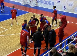 Vllaznia fiton 3-2 në Korçë. Kuqeblutë një hap larg gjysmëfinales