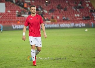 Fton në Shqipëri dy shokët e tij ukrainas, mediat greke i bëjnë jehonë gjestit të ish-mbrojtësit të kombëtares