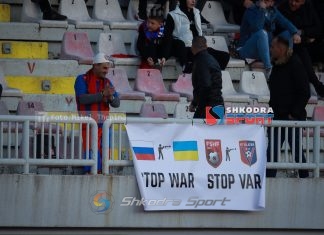 PIKANTE/ Vllaznia-Dinamo, nga pankarta e veçantë e tifozëve deri tek topa e hedhur në fushë