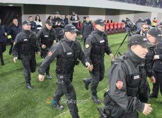 Hodhën flakadanë gjatë derbit Tirana-Partizani, Policia e Shtetit procedon 4 tifozë