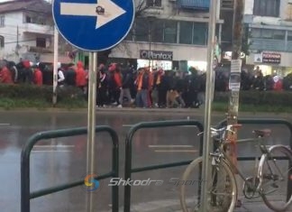 Ndizet atmosfera para derbit të kryeqytetit, tifozët e Partizanit marshojnë drejt ‘Air Albania’