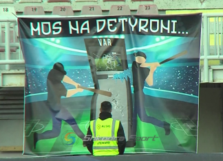 FOTO/ Ide gjeniale dhe 2 banderola, tifozët e Vllaznisë ‘shënjestrojnë’ VAR-in: Mos na detyroni